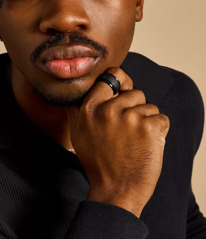 Bague en acier inoxydable noir avec texture moletée à la machine