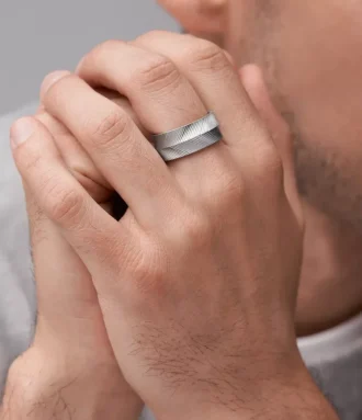 Bague Harlow en acier inoxydable à texture linéaire