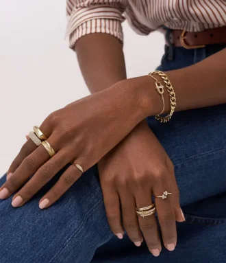 Bague Harlow à texture linéaire en acier inoxydable doré