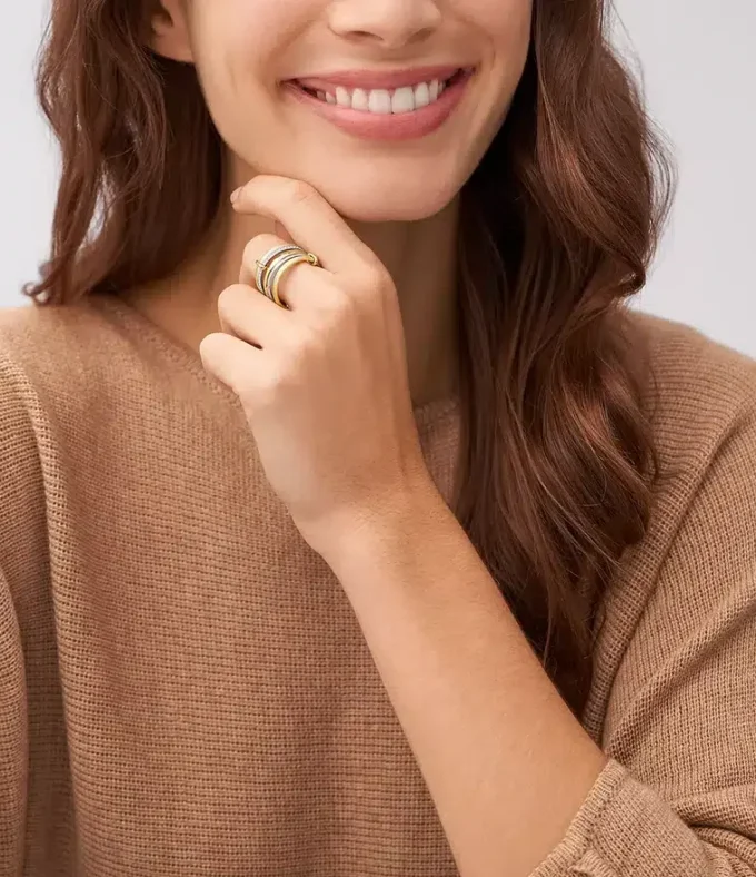 Bague Prestack Harlow en acier inoxydable bicolore à texture linéaire Bague Prestack Harlow en acier inoxydable bicolore à texture linéaire