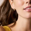 Boucles d&rsquo;oreilles créoles Ellis en laiton doré aux formes variées