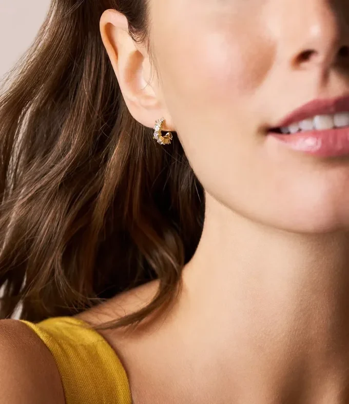 Boucles d&rsquo;oreilles créoles Ellis en laiton doré aux formes variées