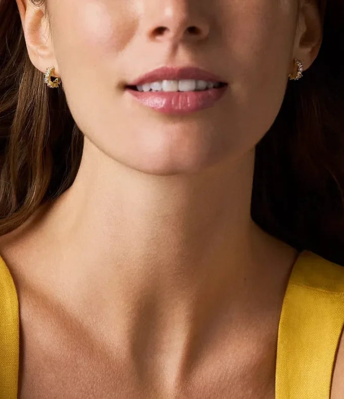 Boucles d&rsquo;oreilles créoles Ellis en laiton doré aux formes variées