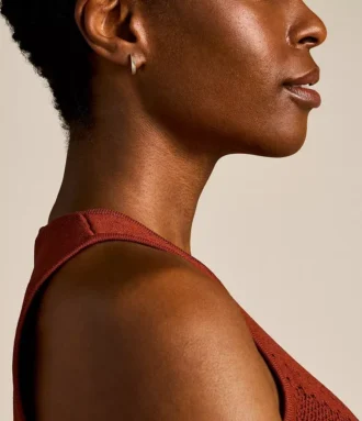 Boucles d&rsquo;oreilles créoles Harlow en acier inoxydable doré à texture linéaire