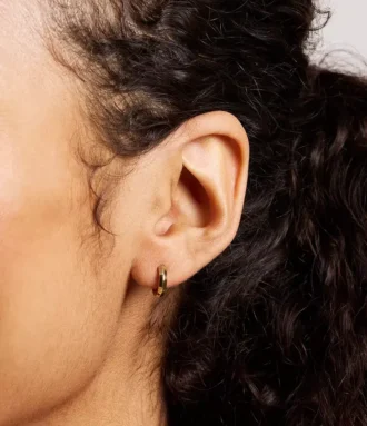 Boucles d&rsquo;oreilles créoles Harlow en acier inoxydable doré à texture linéaire