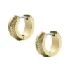 Boucles d’oreilles créoles Huggie Harlow en acier inoxydable doré à texture linéaire Boucles d’oreilles créoles Huggie Harlow en acier inoxydable doré à texture linéaire