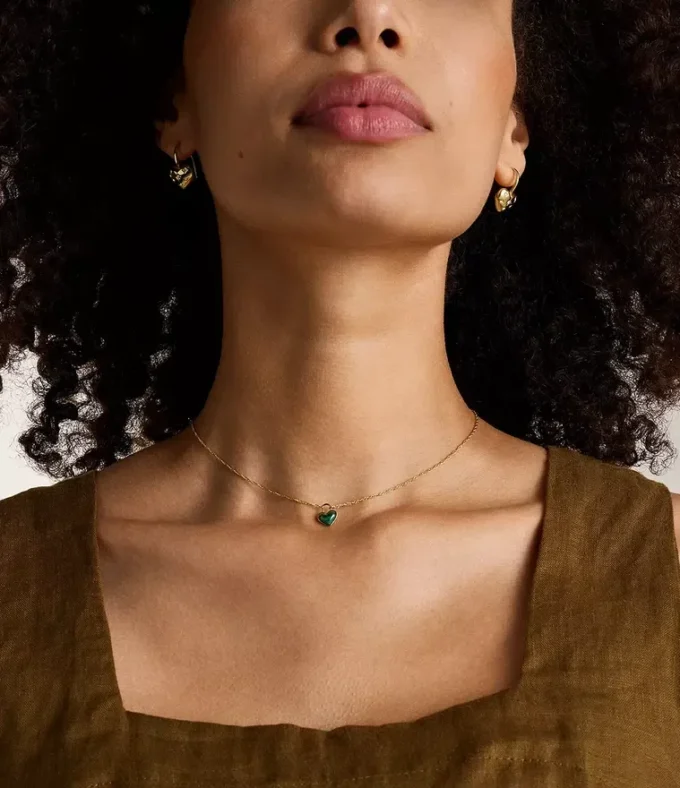 Boucles d’oreilles pendantes en forme de cœur en acier inoxydable doré Sadie All My Love Boucles d’oreilles pendantes en forme de cœur en acier inoxydable doré Sadie All My Love