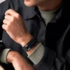 Bracelet Machine en acier inoxydable robuste et cuir rembourré noir