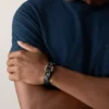 Bracelet robuste en acier inoxydable et cuir noir Bracelet robuste en acier inoxydable et cuir noir