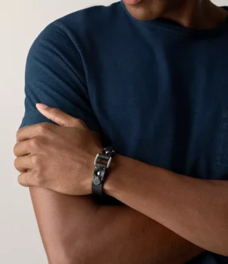 Bracelet robuste en acier inoxydable et cuir noir Bracelet robuste en acier inoxydable et cuir noir