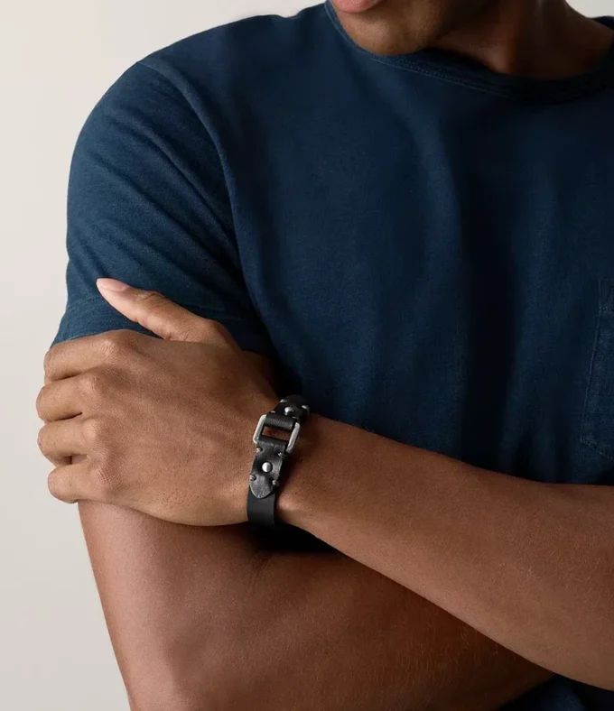 Bracelet robuste en acier inoxydable et cuir noir Bracelet robuste en acier inoxydable et cuir noir
