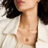 Collier avec pendentif en acier inoxydable doré et cornaline rouge du signe du Bélier Sutton Zodiac Collier avec pendentif en acier inoxydable doré et cornaline rouge du signe du Bélier Sutton Zodiac