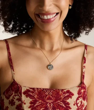 Collier Capricorne Sutton Zodiac en acier inoxydable doré avec pendentif en hématite grise