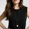 Collier pendentif Merrit Classic en acier inoxydable doré et nacre Collier pendentif Merrit Classic en acier inoxydable doré et nacre