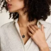 Collier Scorpion Sutton Zodiac en acier inoxydable doré avec pendentif en grès noir Collier Scorpion Sutton Zodiac en acier inoxydable doré avec pendentif en grès noir
