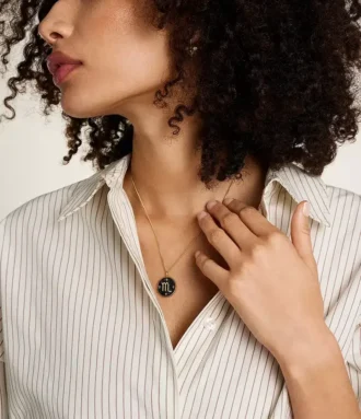 Collier Scorpion Sutton Zodiac en acier inoxydable doré avec pendentif en grès noir