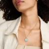 Collier Sutton Zodiac en acier inoxydable doré avec pendentif en nacre verte Collier Sutton Zodiac en acier inoxydable doré avec pendentif en nacre verte
