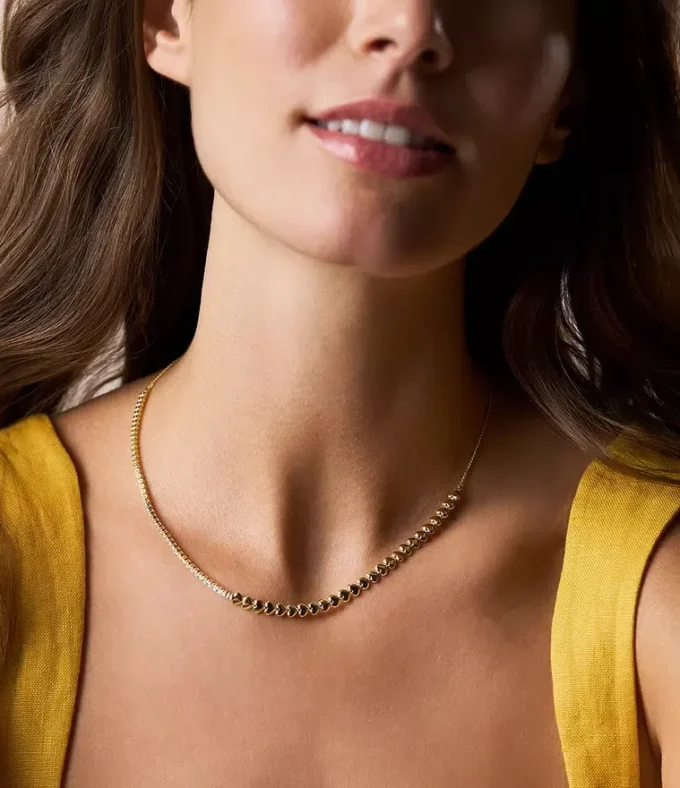 Collier tennis Sutton Love-All en laiton doré avec maillons en forme de cœur Collier tennis Sutton Love-All en laiton doré avec maillons en forme de cœur