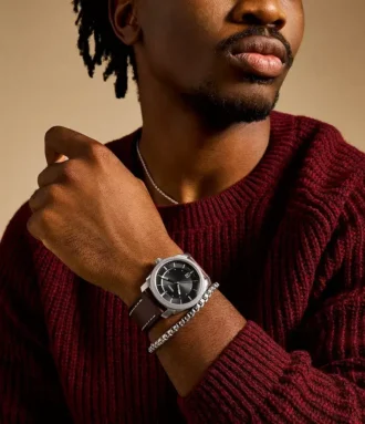 Ensemble montre et bracelet en cuir marron à trois aiguilles et dateur Machine