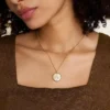 Leo Sutton Zodiac Collier pendentif en acier inoxydable doré et nacre dorée