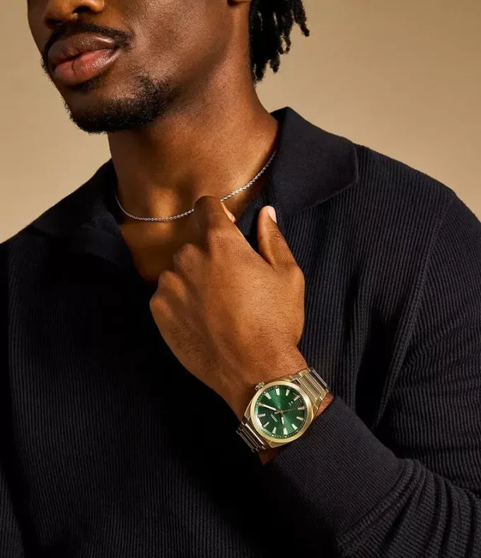 Montre Everett à trois aiguilles avec date, en acier inoxydable doré