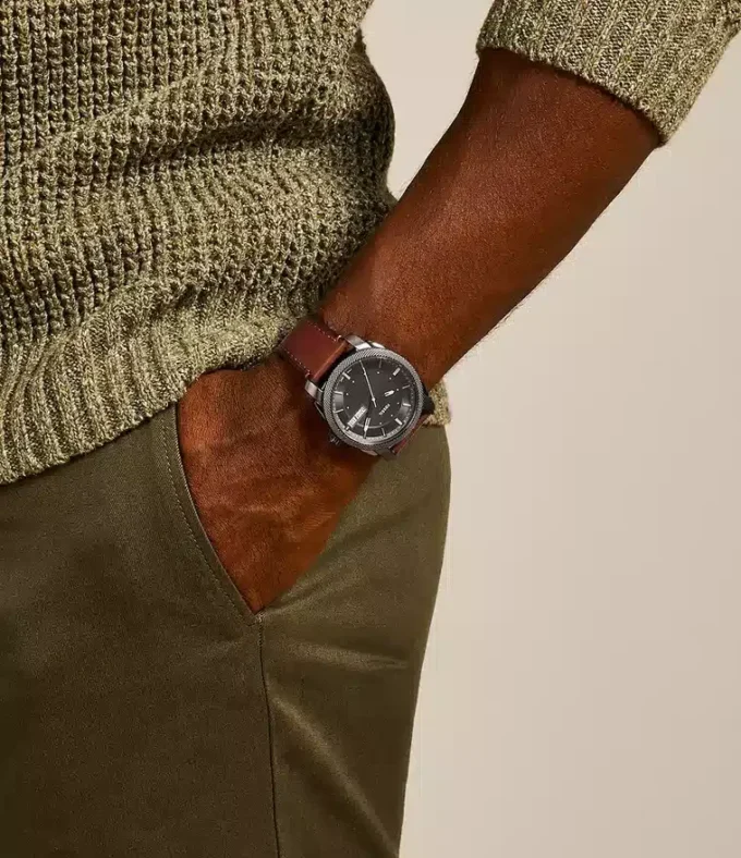 Montre mécanique à trois aiguilles avec date, bracelet en cuir marron Montre mécanique à trois aiguilles avec date, bracelet en cuir marron