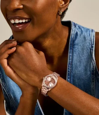 Montre Scarlette à trois aiguilles et date en acier inoxydable doré rose